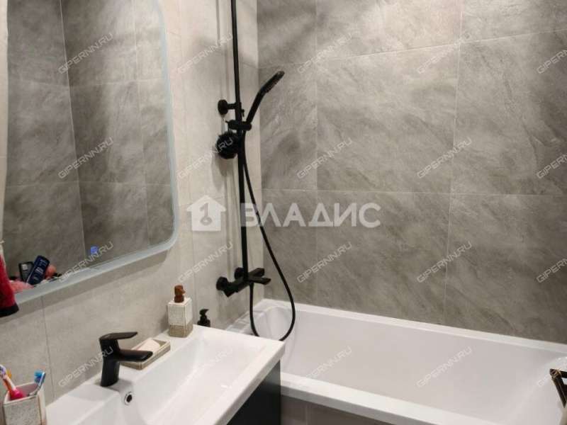 трёхкомнатная квартира на улице Коминтерна дом 16