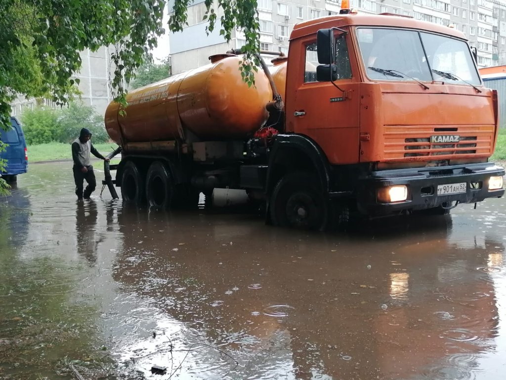 Коммунальная техника вышла на проблемные улицы в Нижнем Новгороде после  ливня